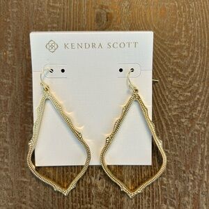 Kendra Scott Sophee Drop Earrings in gold. NWT